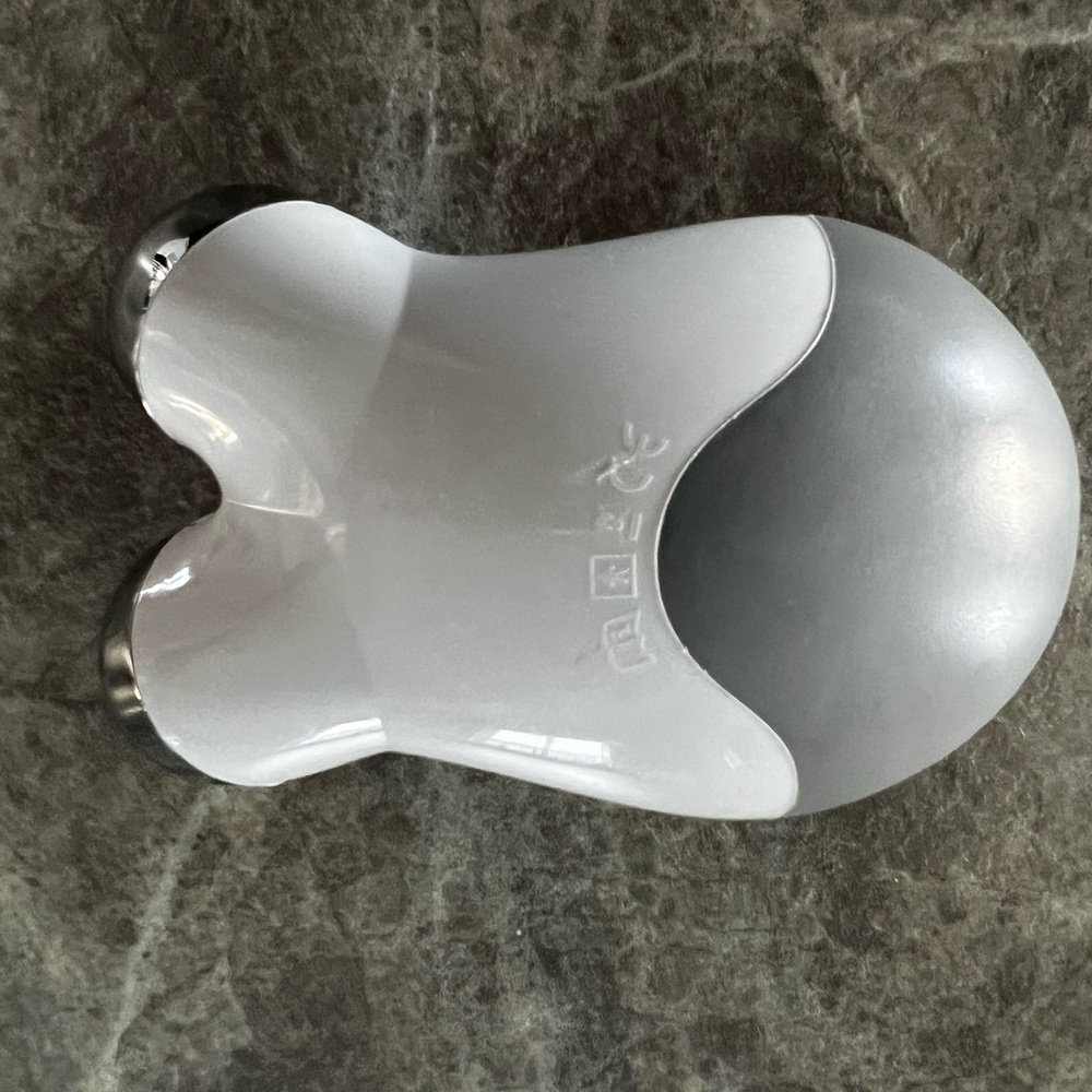 Nuface mini Facial Toning Device women white